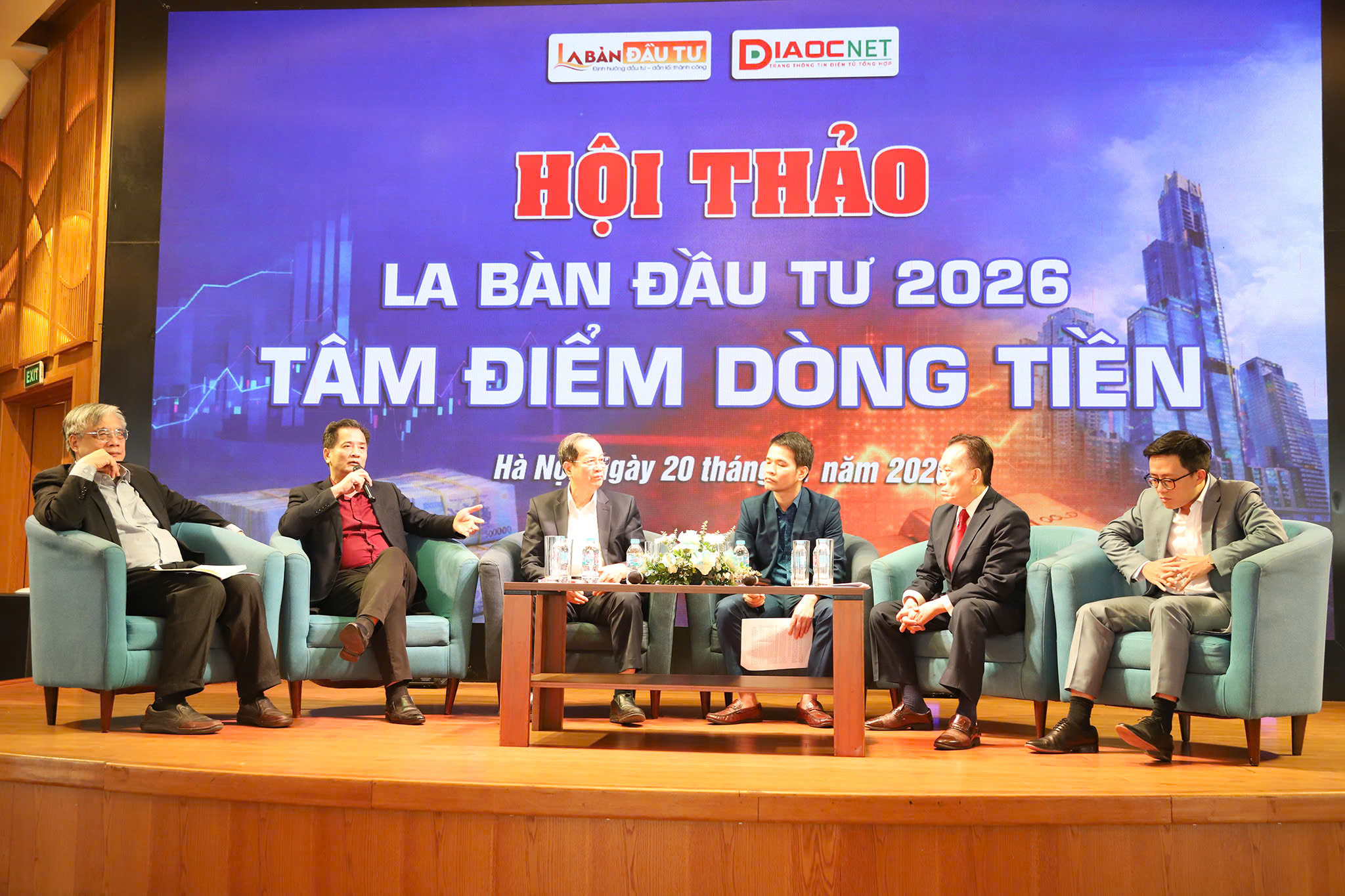live--hoi-thao--la-ban-dau-tu-2026--tam-diem-dong-tien_696f3ddd19947.jpg
