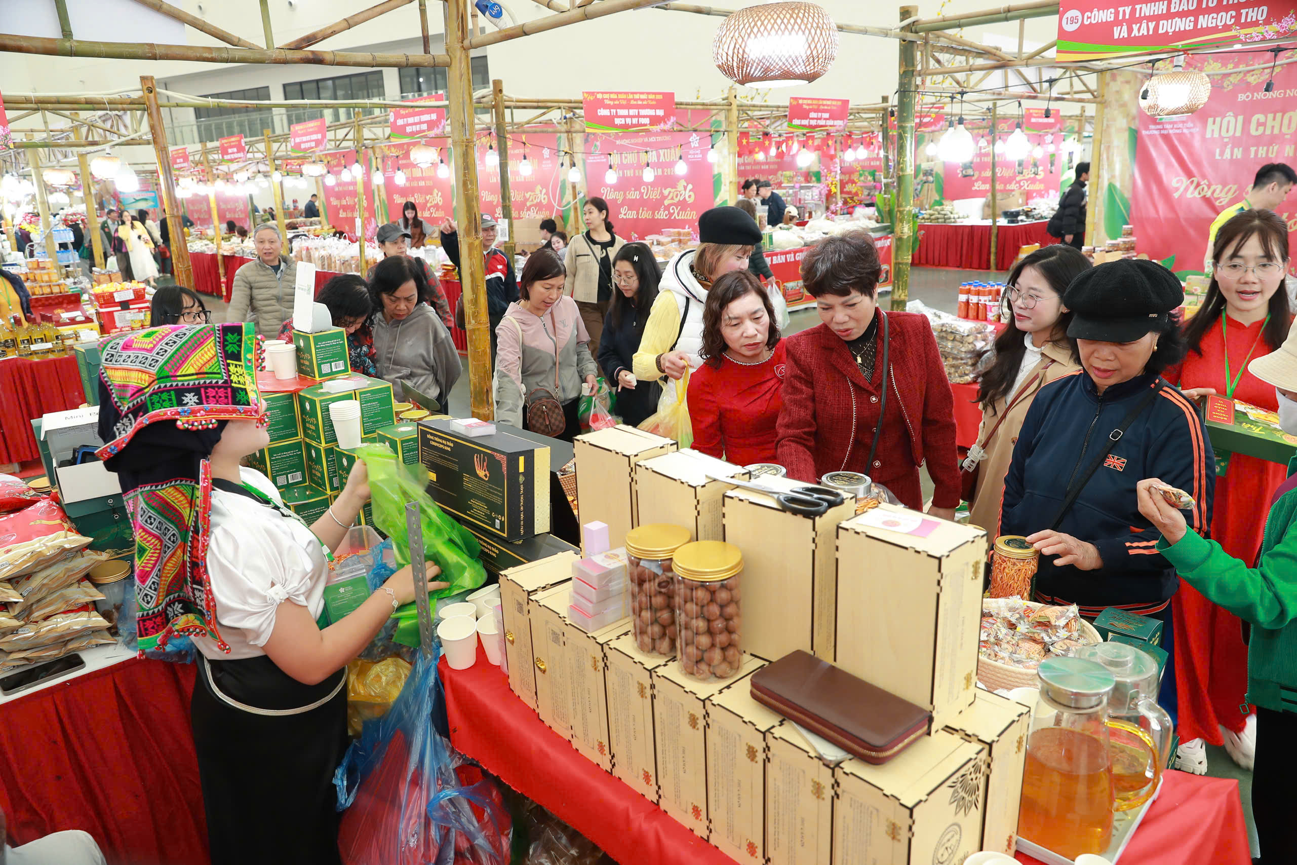 cuoi-tuan-tray-hoi-bach-hoa-bo-hanh--tham-vi-dac-san-tet-va-mua-sam-tha-ga-o-hoi-cho-mua-xuan_6985d0cc9b1e5.jpg