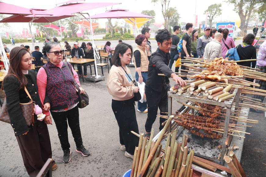 cuoi-tuan-tray-hoi-bach-hoa-bo-hanh--tham-vi-dac-san-tet-va-mua-sam-tha-ga-o-hoi-cho-mua-xuan_6985d18e70a9c.jpg
