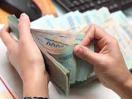 LÃI SUẤT NGÂN HÀNG BẤT NGỜ GIẢM: NGƯỜI MUA NHÀ CÓ NÊN XUỐNG TIỀN?