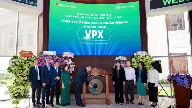 Chào sàn ngày "đỏ lửa", tân binh tỷ USD không thoát khỏi giảm sâu