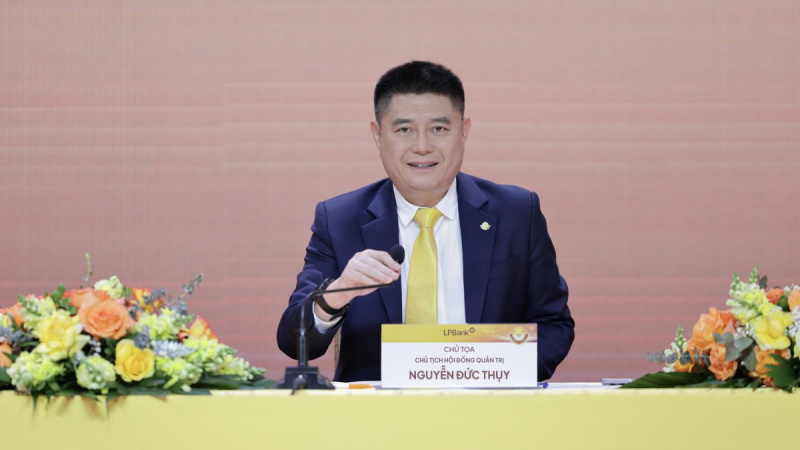 Chủ tịch LPBank Nguyễn Đức Thụy và Phó Chủ tịch Nguyễn Văn Thùy bất ngờ từ nhiệm