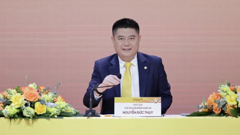 Chủ tịch LPBank Nguyễn Đức Thụy và Phó Chủ tịch Nguyễn Văn Thùy bất ngờ từ nhiệm