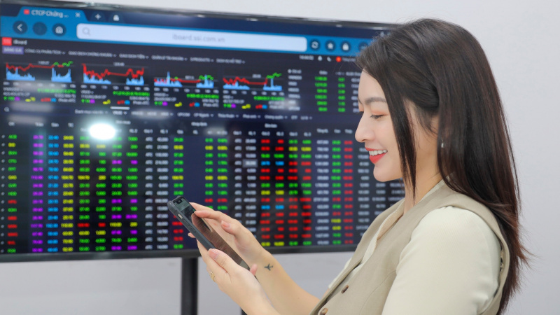 Nhà đầu tư "vỡ òa" khi VN-Index chính thức vượt 1.860 điểm