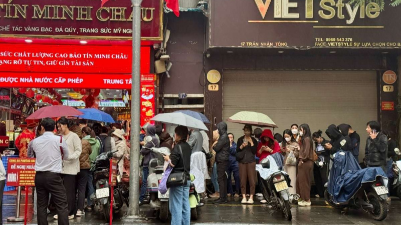Chen nhau mua vàng ngày vía Thần Tài cầu may: Phong tục hay áp lực?