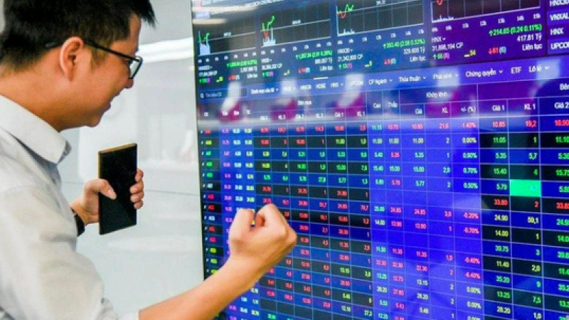 VN - Index bật tăng mạnh sau phiên giảm hơn 115 điểm