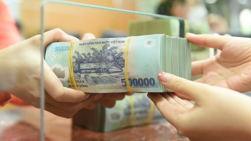 Chơi lớn đầu năm: Loạt ngân hàng nhỏ “đua nhau” tăng lãi suất huy động lên cao nhất hệ thống để hút khách