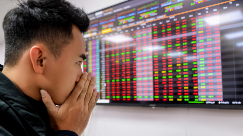 VN- Index bị "thổi bay” 115 điểm phiên đầu tuần