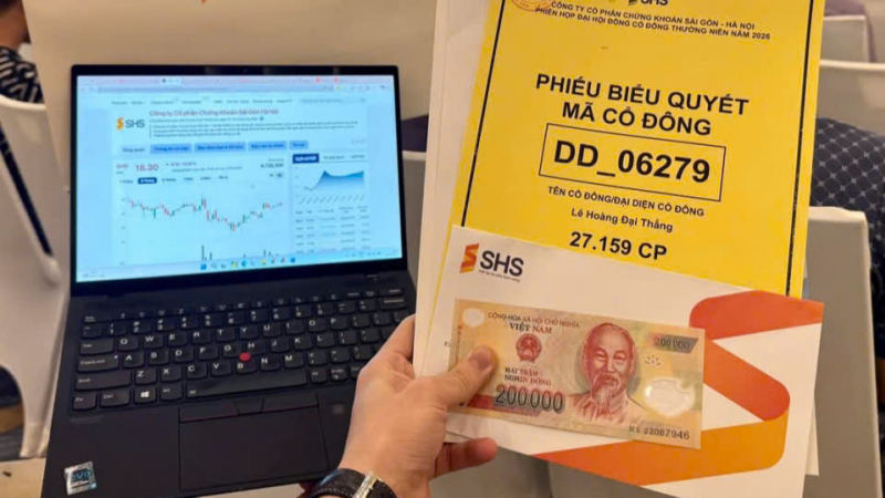 Cổ đông khoe phong bì 200k và quà của SHS để “kháy” MB