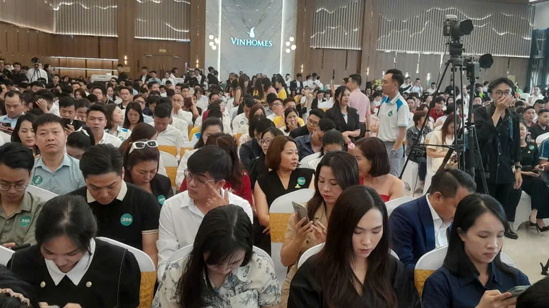 Nóng: Hàng nghìn người bỏ nghỉ lễ, đổ về Hạ Long xem ra mắt đại dự án “Hà Nội mới” bên vịnh di sản