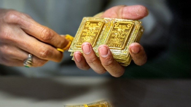 Sáng cuối tuần (13/6), vừa mở mắt check giá, vàng đã bật tăng tiếp 1,6 triệu đồng/lượng