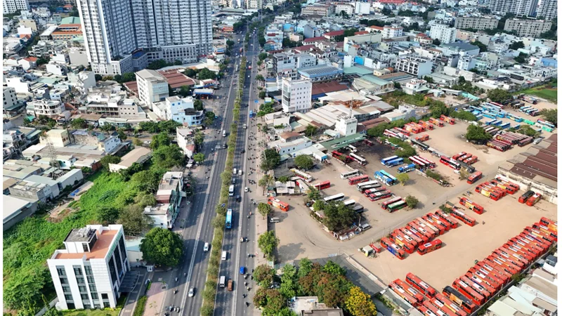 Hơn 5,6ha "đất vàng" của Vinafood 2 trên đường Kinh Dương Vương vừa bị TP.HCM thu hồi: Từ dự án bất động sản khủng đến bãi xe, nhà xưởng cho thuê